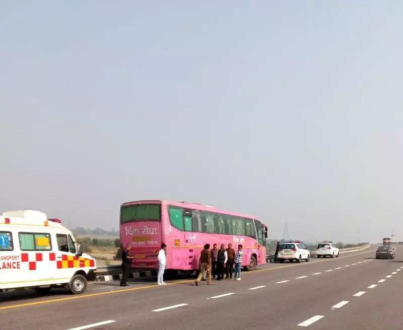 Man falls to death while spitting tobacco from moving bus in Uttar Pradesh