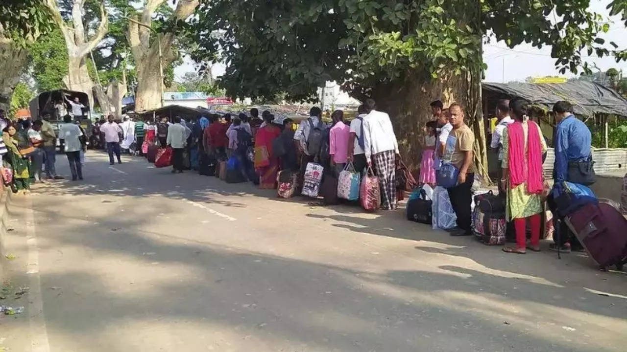 Long queue at border checkpost as Bangladeshi nationals rush to go back home